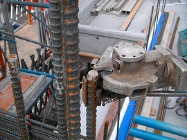 鉄筋冷間直角切断機で切断