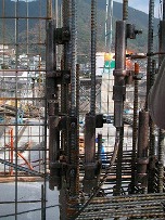 圧接器をセット　